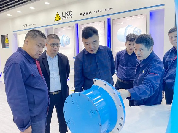 廣州塔山機(jī)械、廣州韓川液壓、江蘇靖江新世紀(jì)液壓、無(wú)錫密斯特智能裝備制造有限公司一行6人蒞臨力克川參觀交流2.jpg