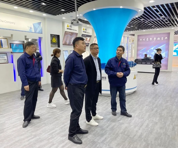 廣州塔山機(jī)械、廣州韓川液壓、江蘇靖江新世紀(jì)液壓、無(wú)錫密斯特智能裝備制造有限公司一行6人蒞臨力克川參觀交流3.jpg