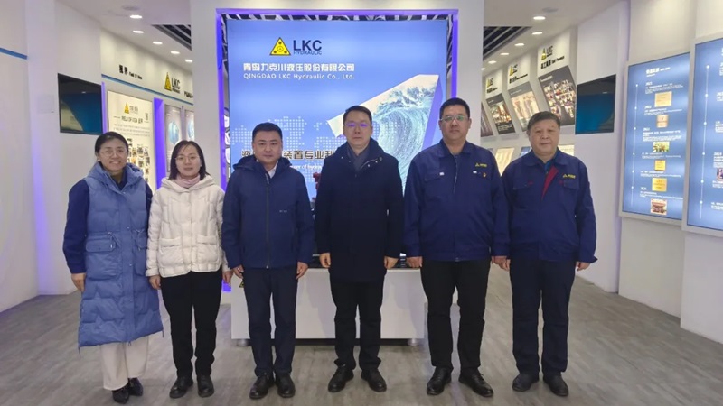 高新區(qū)工委委員、管委副主任張建軍一行蒞臨青島力克川液壓股份有限公司調(diào)研指導(dǎo)1.jpg